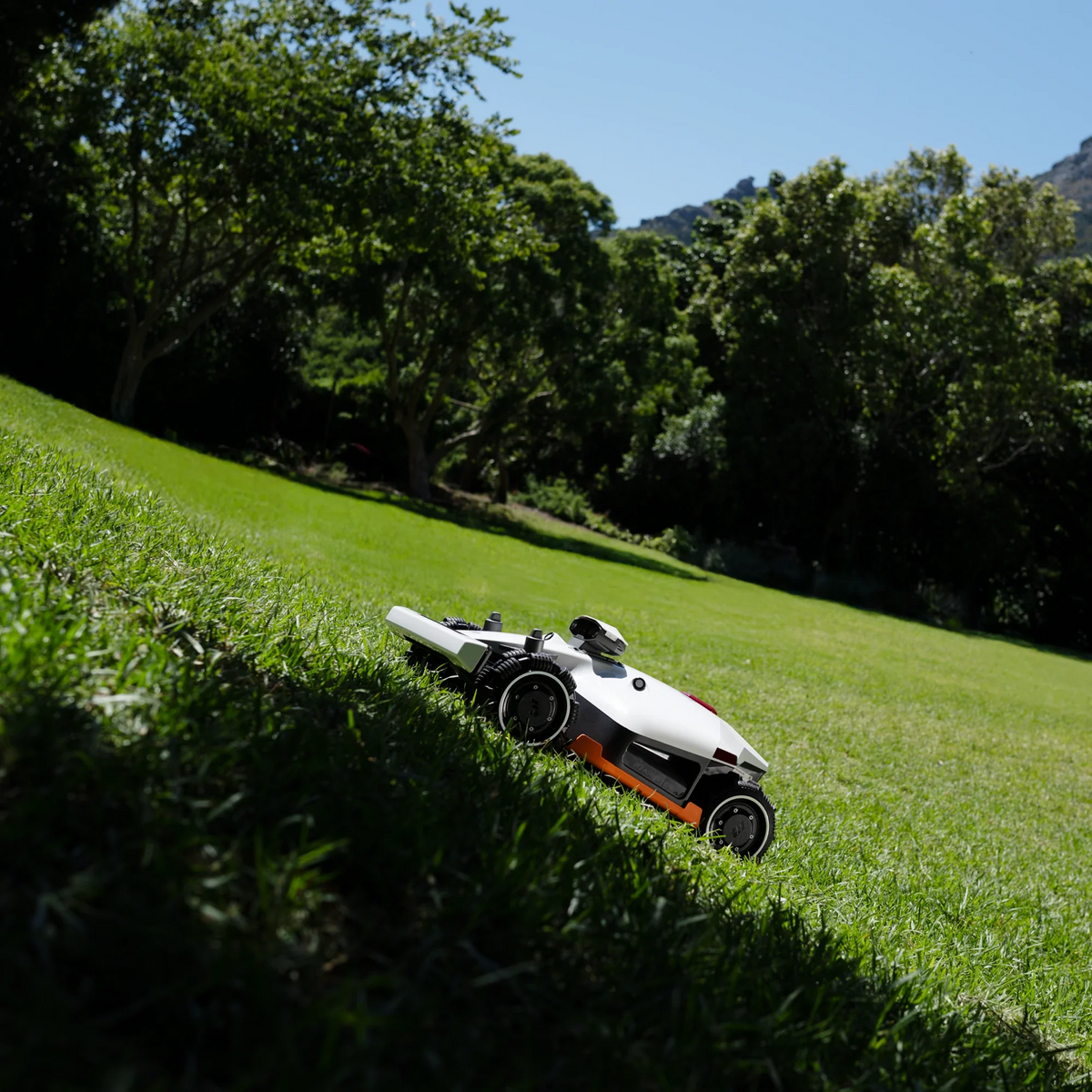 MAMMOTION LUBA 2 AWD 10000HX H Version Wire-Free Robotic Lawn Mower for Up to 2.5 Acres